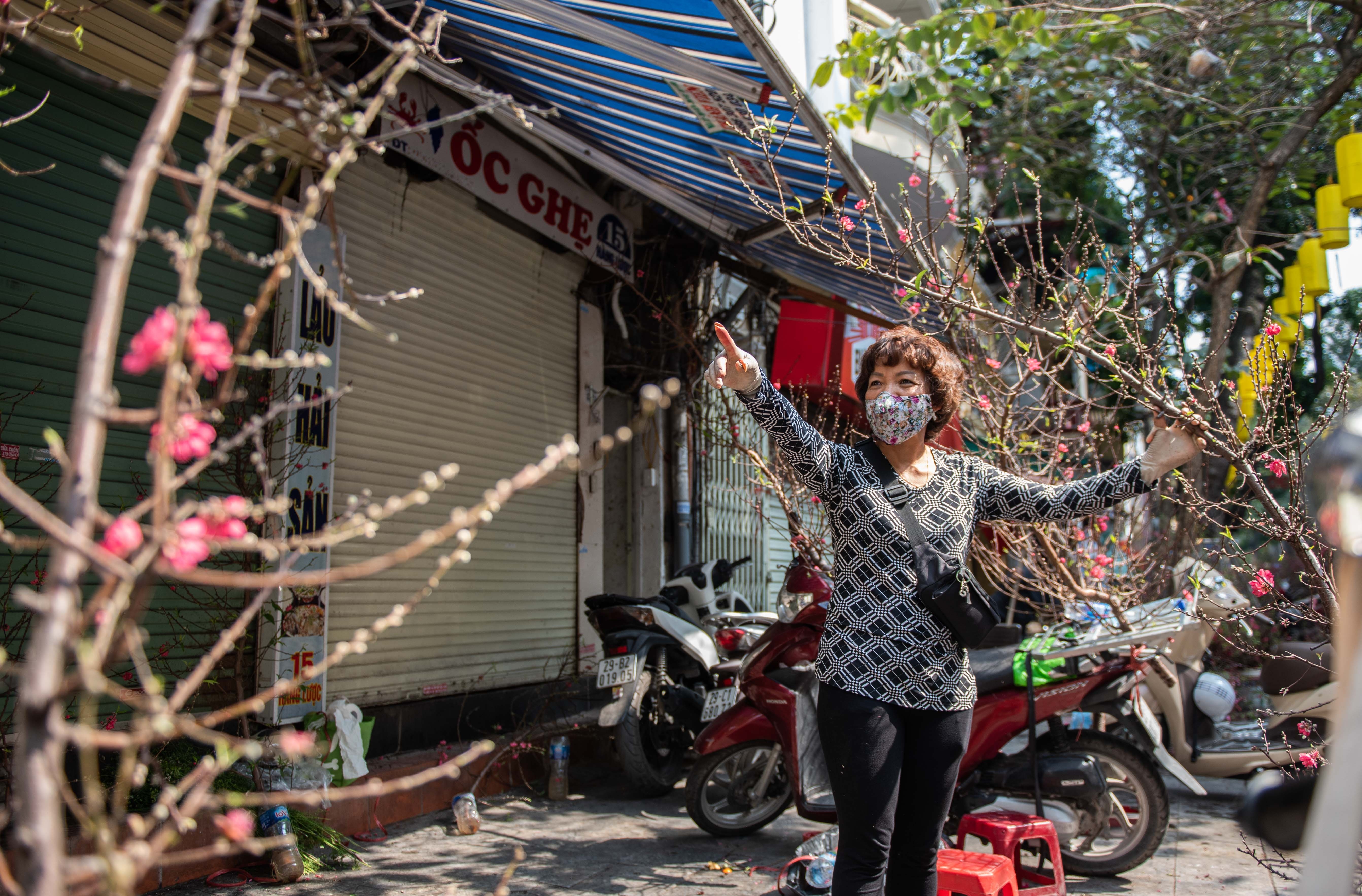 Cho hoa hang luoc chieu 30 tet anh 2