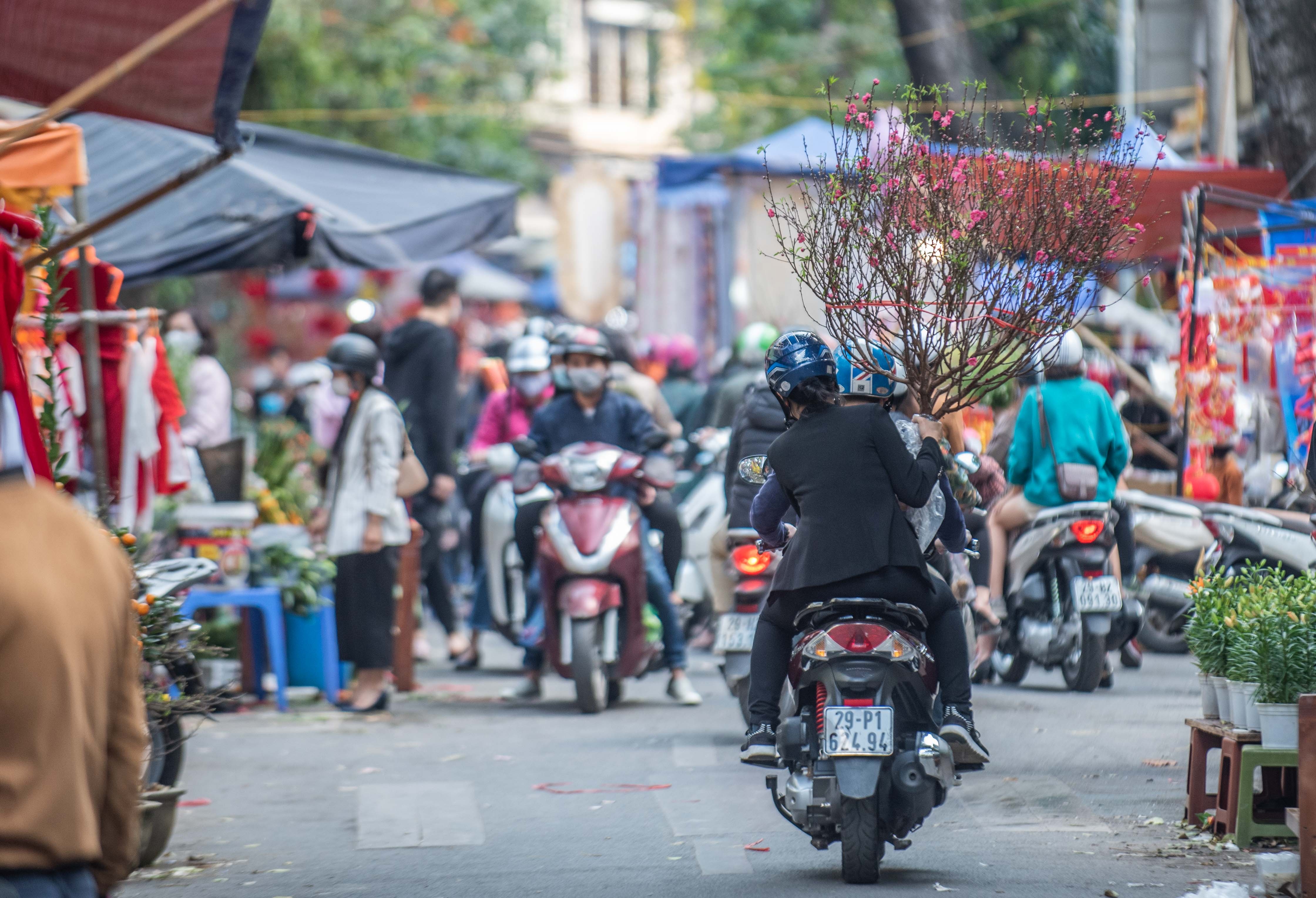 Cho hoa hang luoc chieu 30 tet anh 11