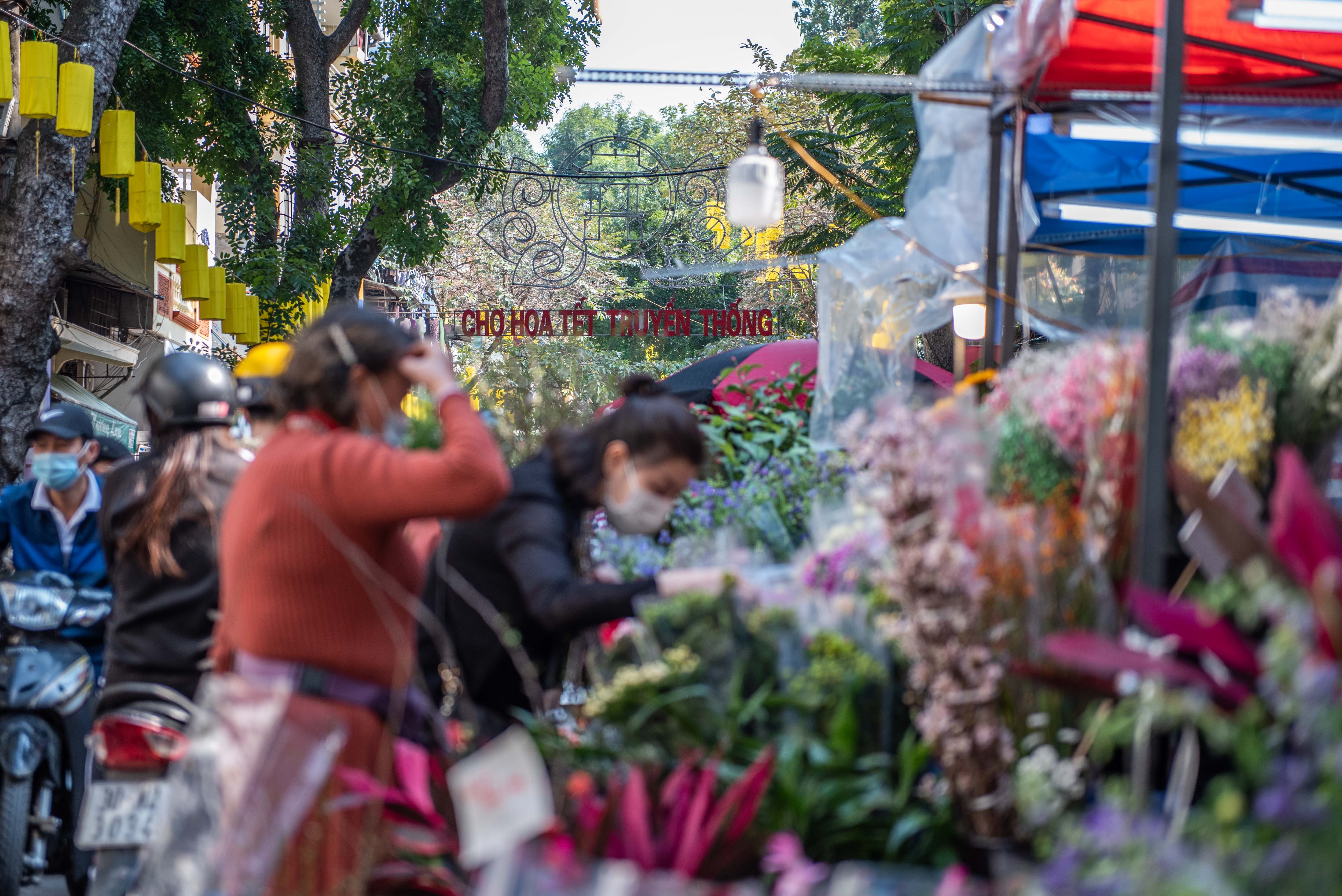 Cho hoa hang luoc chieu 30 tet anh 1