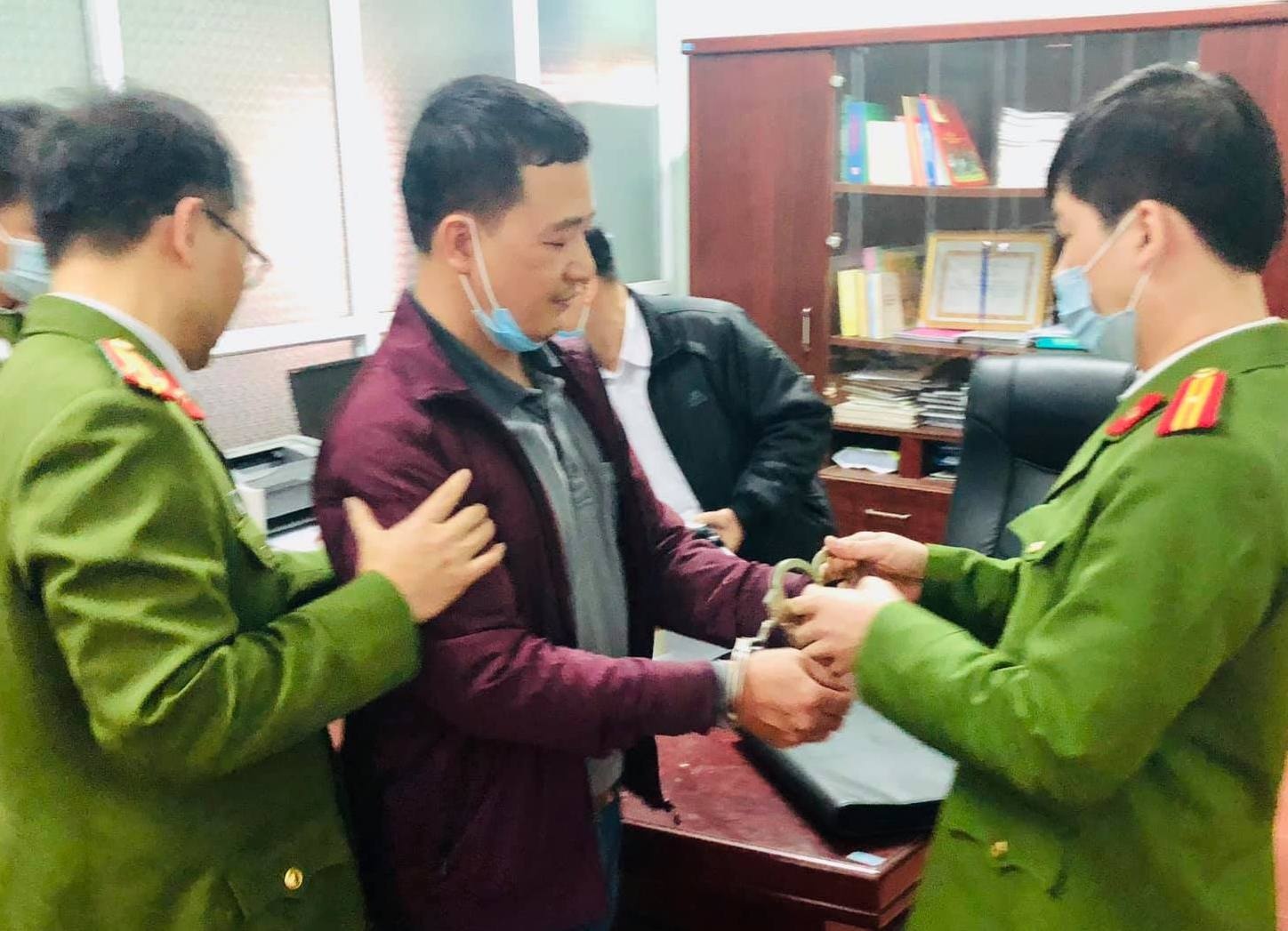 Bắt hiệu trưởng chiếm đoạt tiền bảo hiểm ảnh 1 Bat hieu truong chiem doat tien bao hiem anh 1