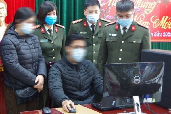 Nam sinh lop 10 sua van ban cho hoc sinh nghi hoc hinh anh