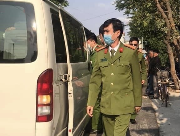 Nghi an chong giet vo va con gai 7 tuoi roi tu tu hinh anh
