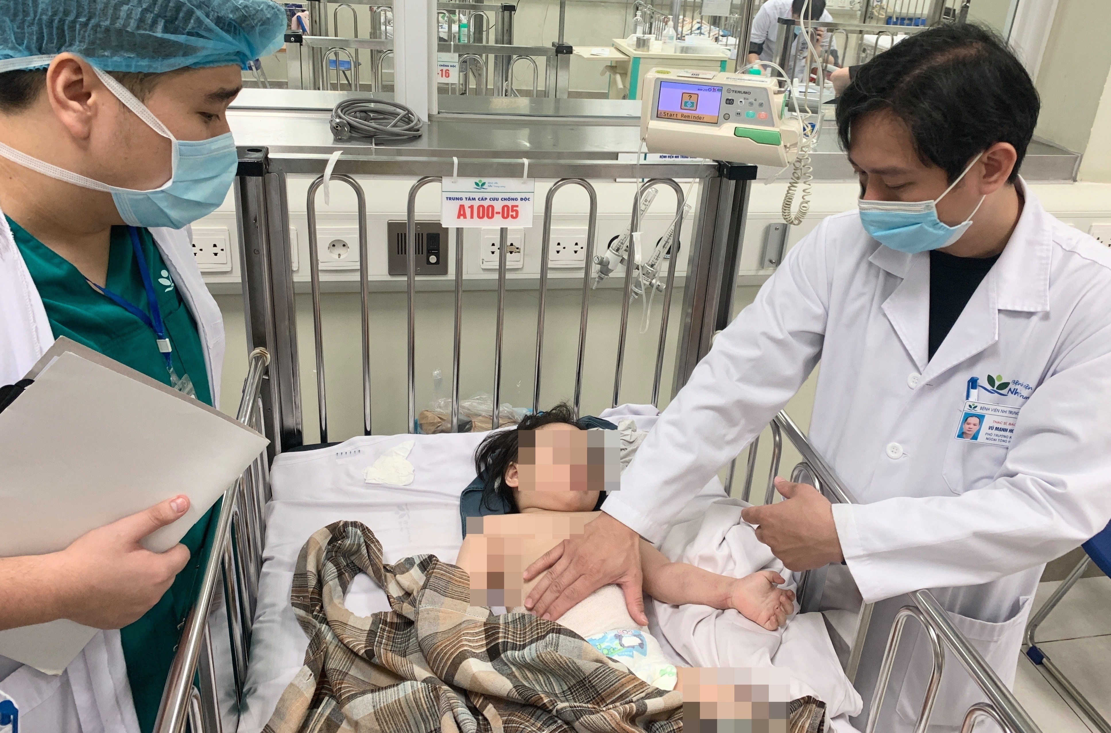 Be gai trat khop hang khi roi tu tang 12A hinh anh