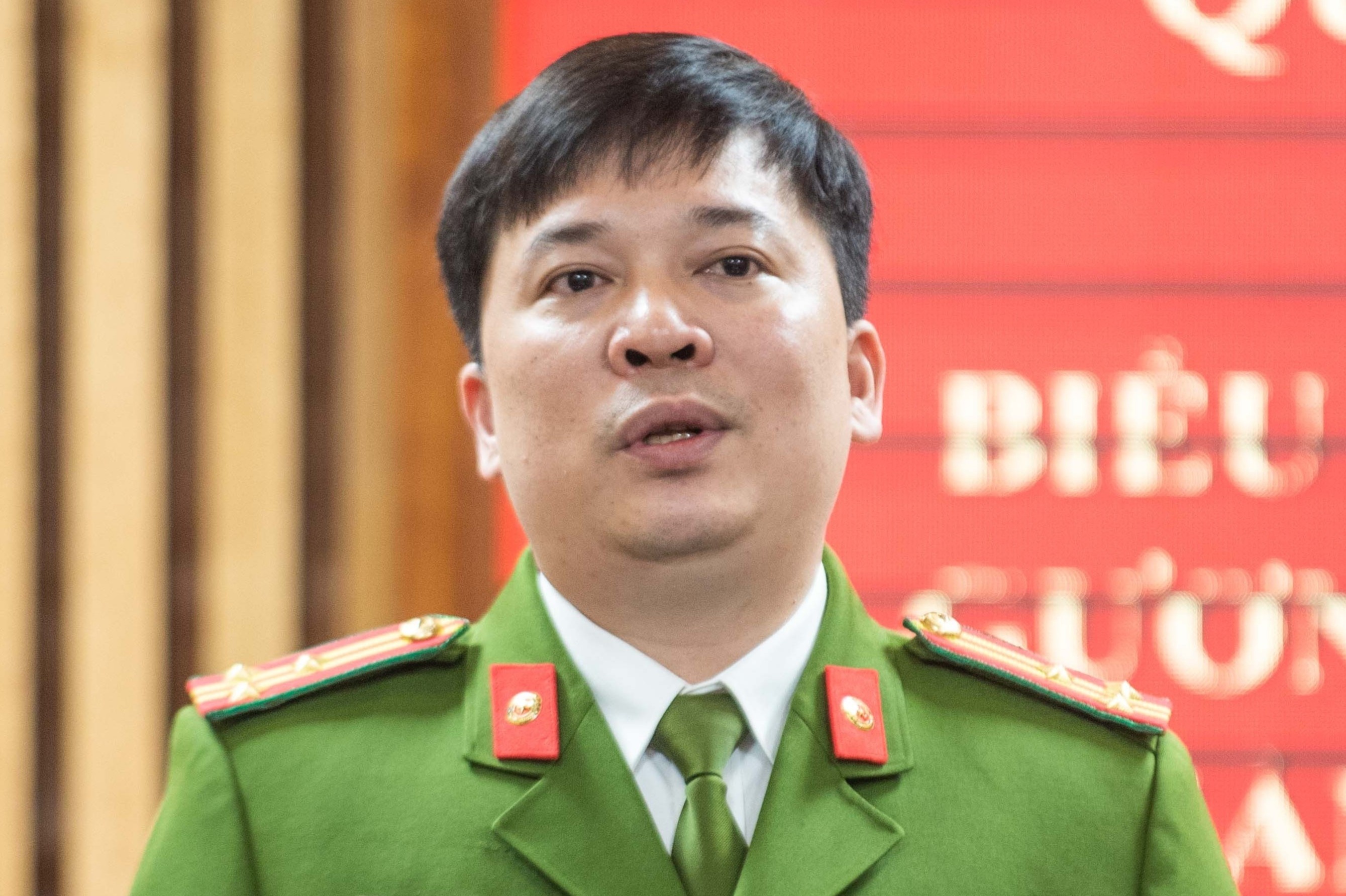 Be gai roi tu tang 12A trong luc bo me tien khach hinh anh