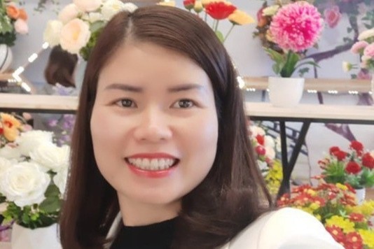 Loi ke nguoi la het, goi ung cuu khi thay be gai sap roi tu tang 12A hinh anh