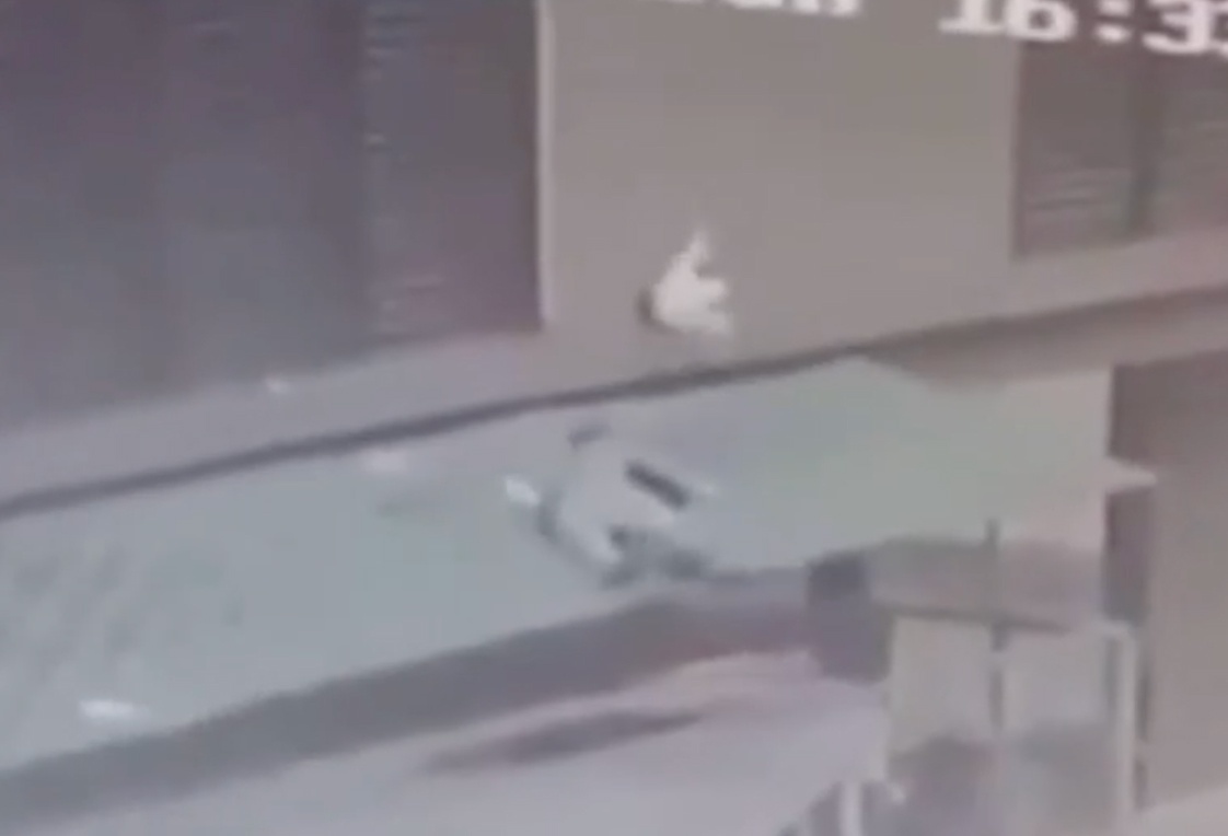 Goc quay khac ve cu do be gai 3 tuoi roi tu tang 12A hinh anh