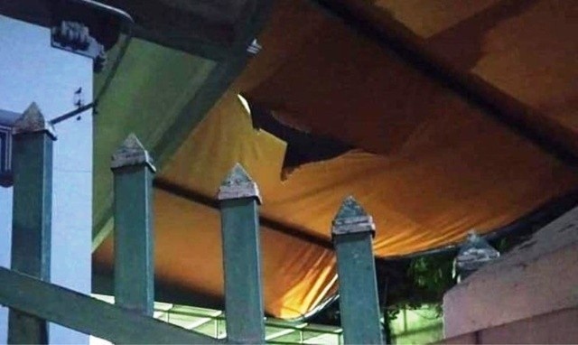 Be trai tu vong khi roi tu tang 2 hinh anh