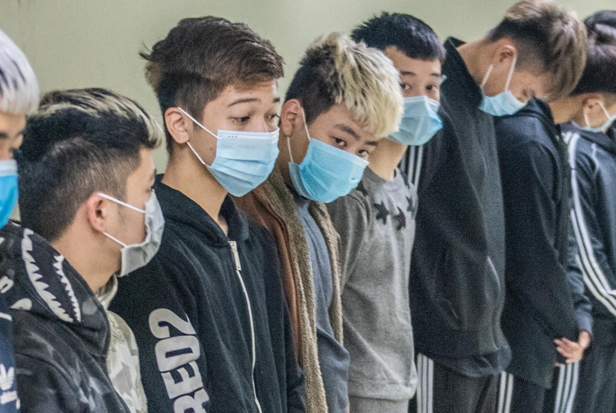 17 thanh thieu nien di danh nhau nhung chem nham nguoi hinh anh