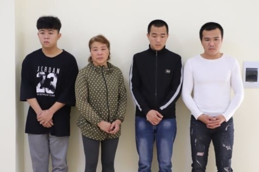 4 nguoi bi bat vi danh cong an hinh anh