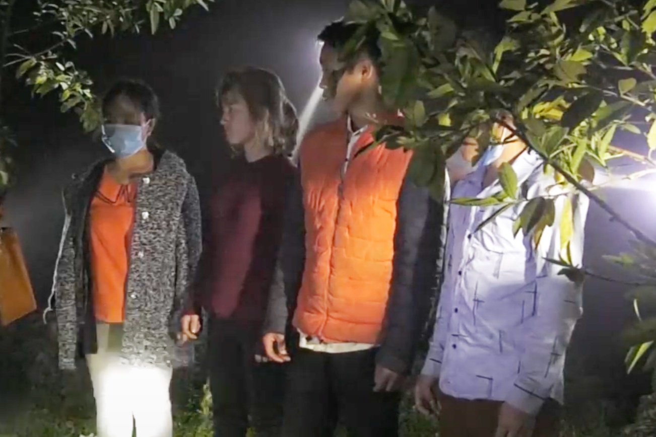 Nhom vuot bien trai phep lao xe vao luc luong tuan tra hinh anh