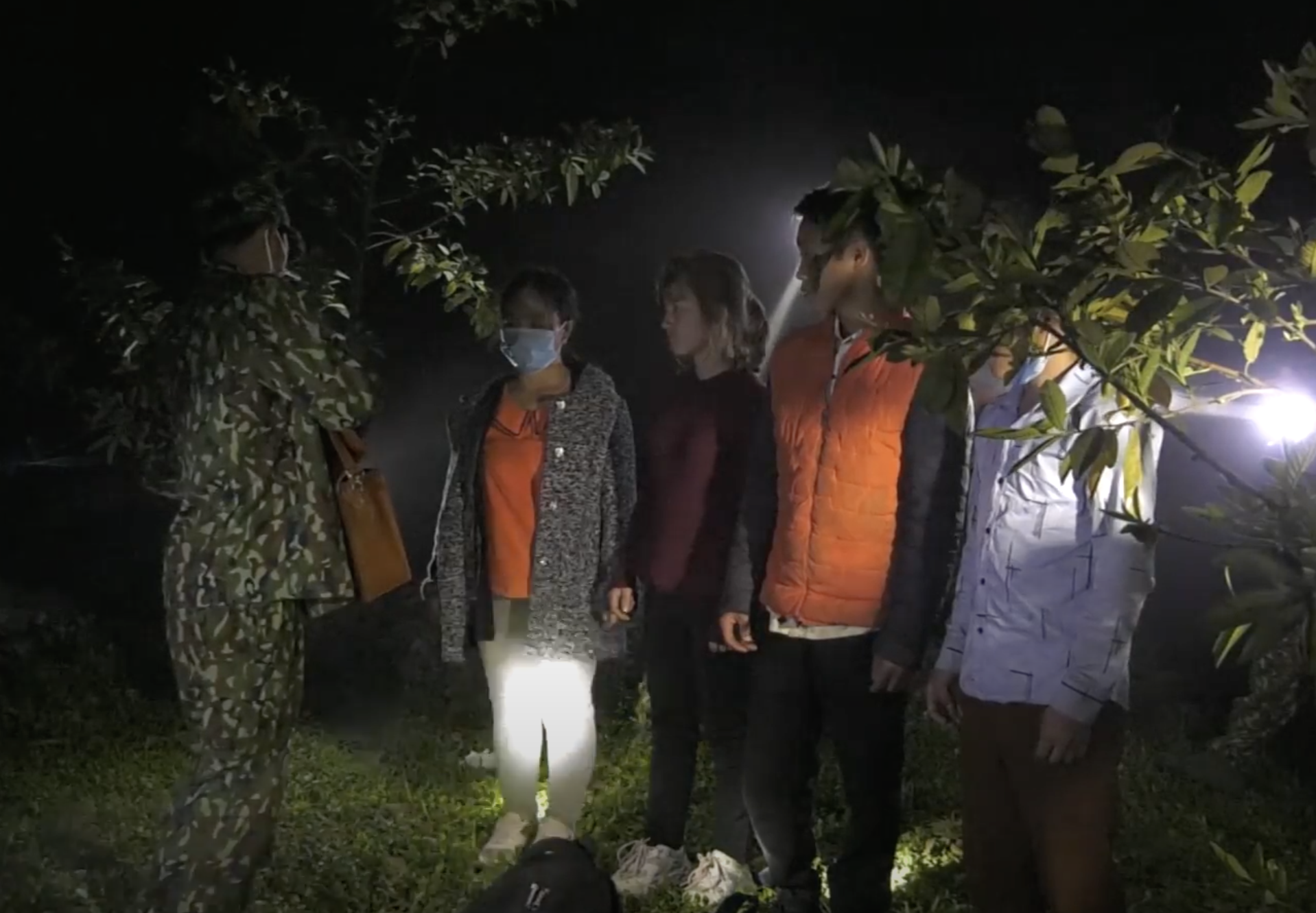 Vượt biên sang Trung Quốc để làm thuê ảnh 1 Vuot bien sang Trung Quoc de lam thue anh 1