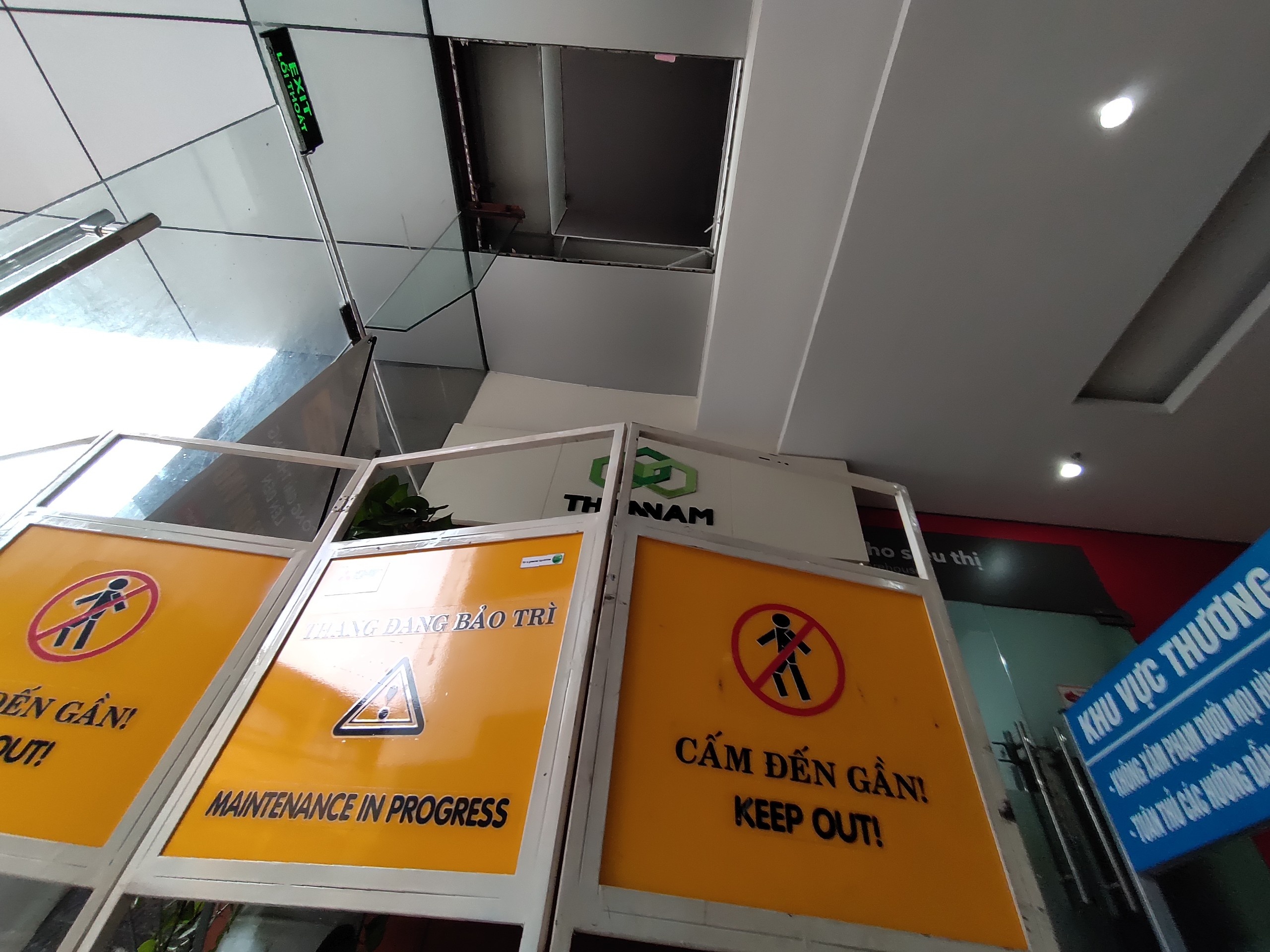 Nhan chung ke luc 2 nguoi roi tu san chung cu bi thung hinh anh