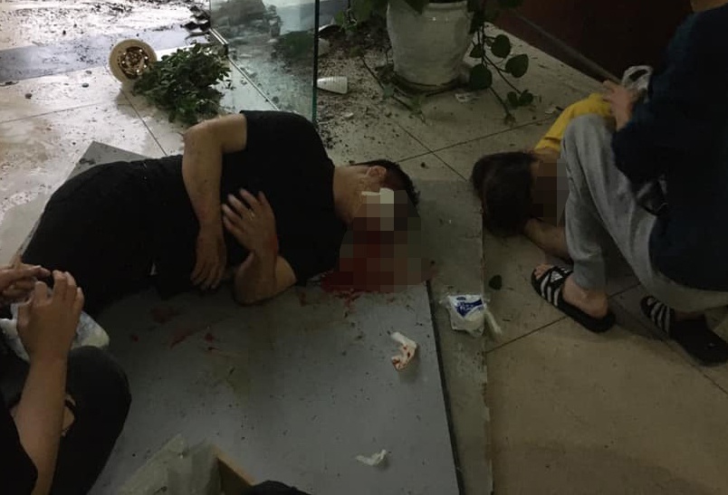 San nha chung cu thung, hai nguoi roi xuong tang duoi hinh anh