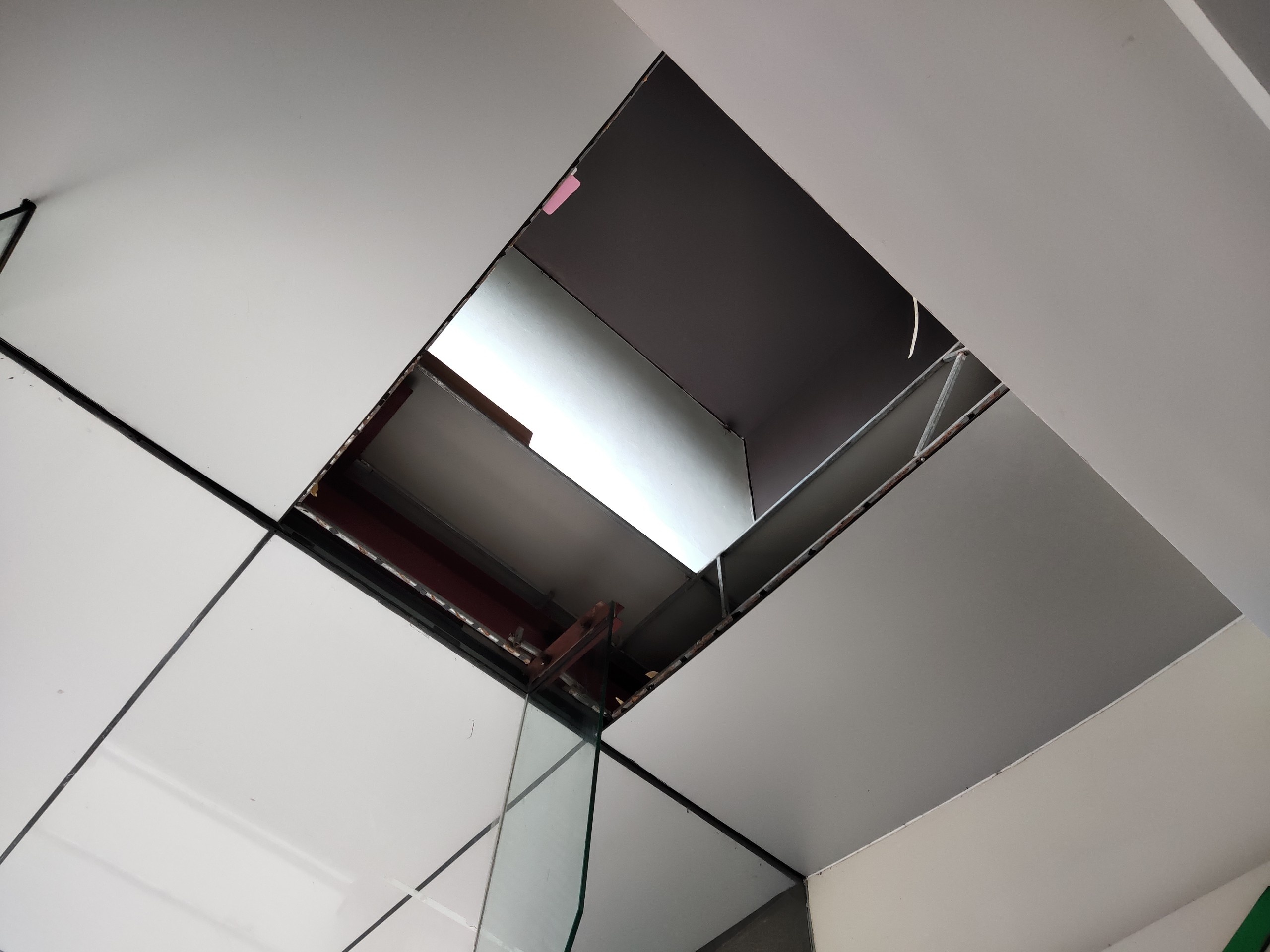 2 nguoi roi tai chung cu Meco Complex anh 2