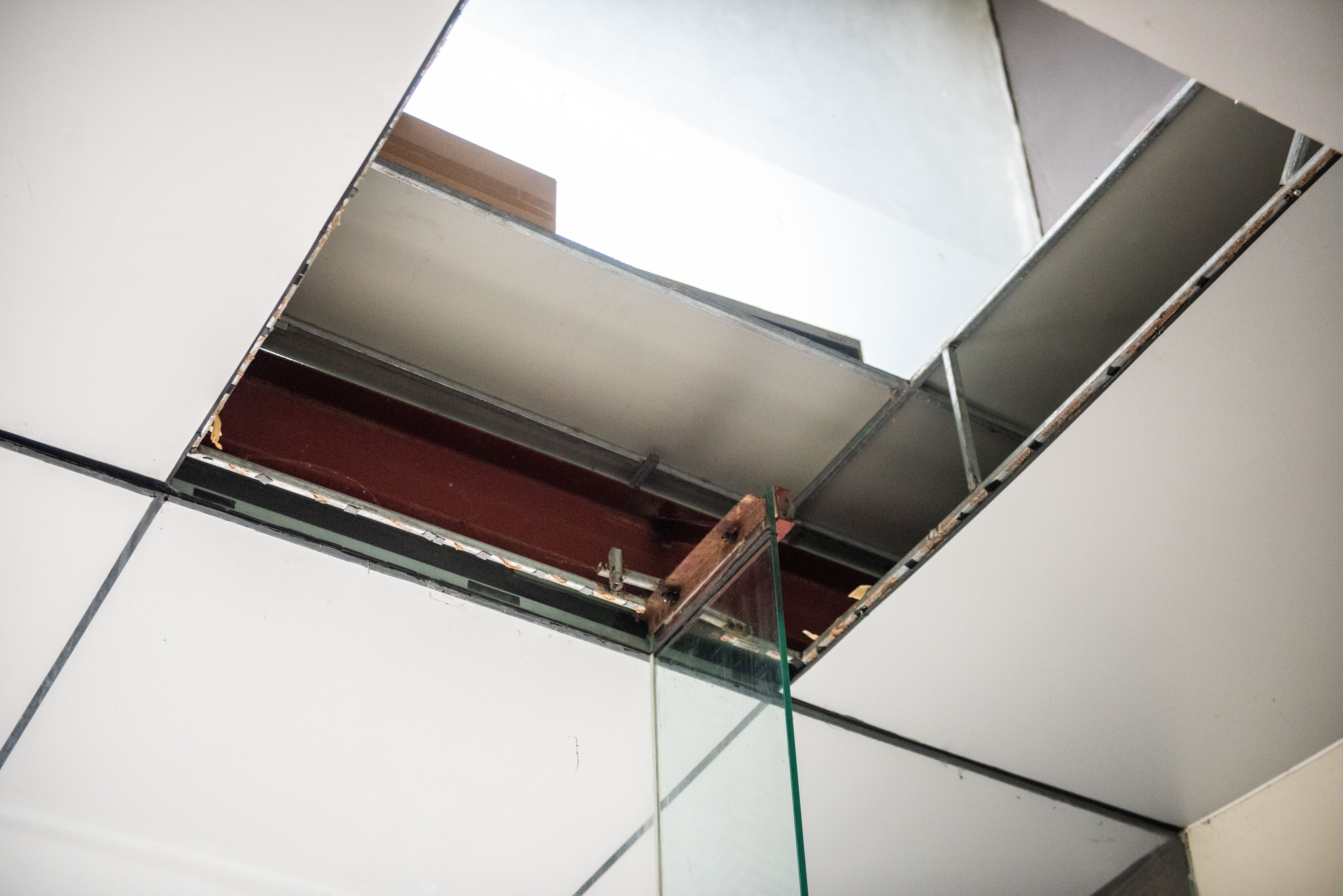 Hien truong chung cu thung san khien 2 nguoi roi tu do hinh anh