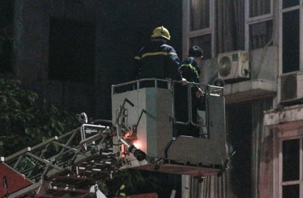 Canh sat ke luc tim thi the trong vu chay khien 4 nguoi chet hinh anh