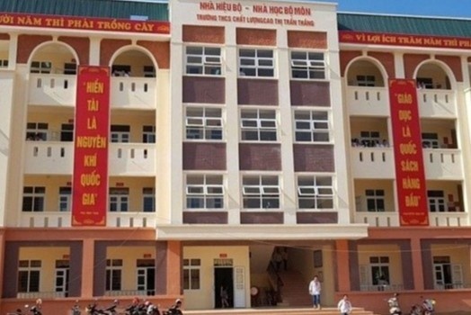 Nam sinh lop 9 roi tu tang 2 hinh anh