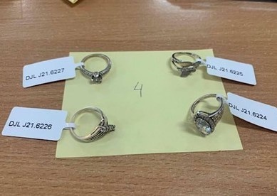 giup viec trom trang suc anh 1