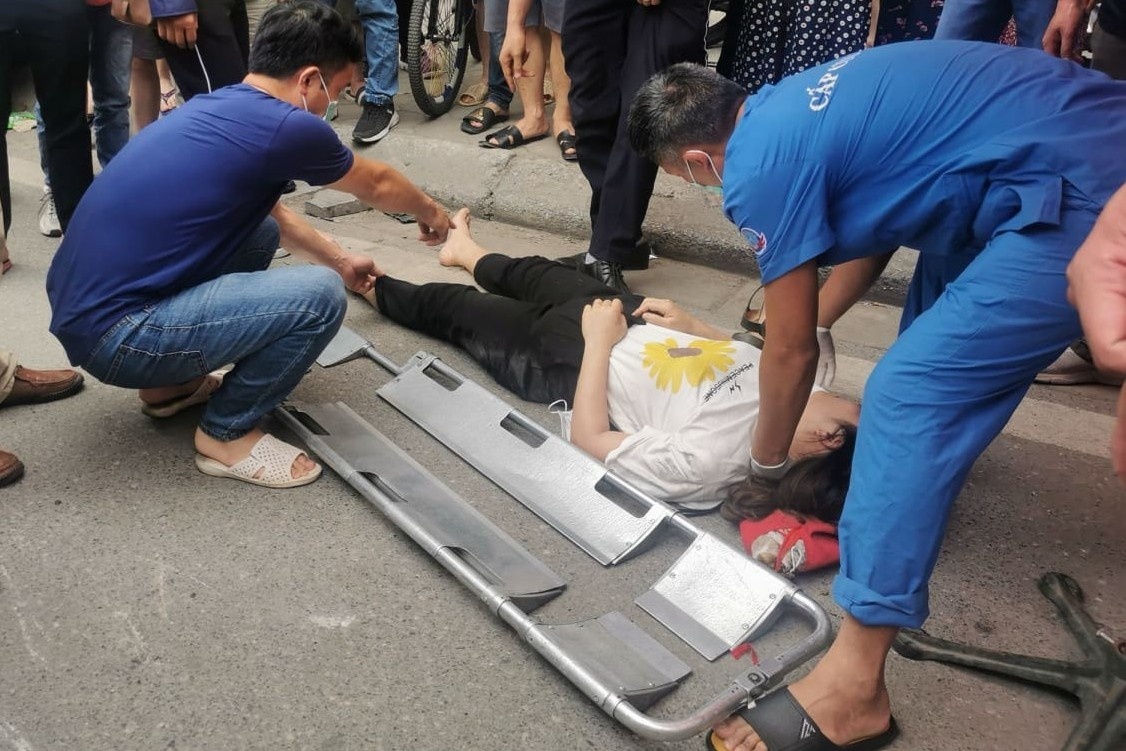 Xe ban tai tong lien hoan, 2 nguoi nhap vien hinh anh