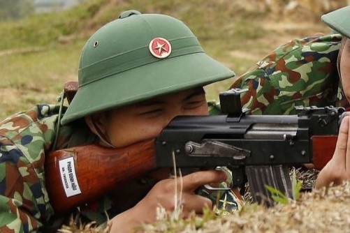 Bo doi no sung, khong che 2 ke van chuyen heroin hinh anh