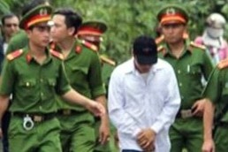 Khoi to ke giet be trai 11 tuoi trong nha tam hinh anh