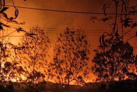 Chay lon o xuong vai, cot khoi boc cao hang tram met hinh anh