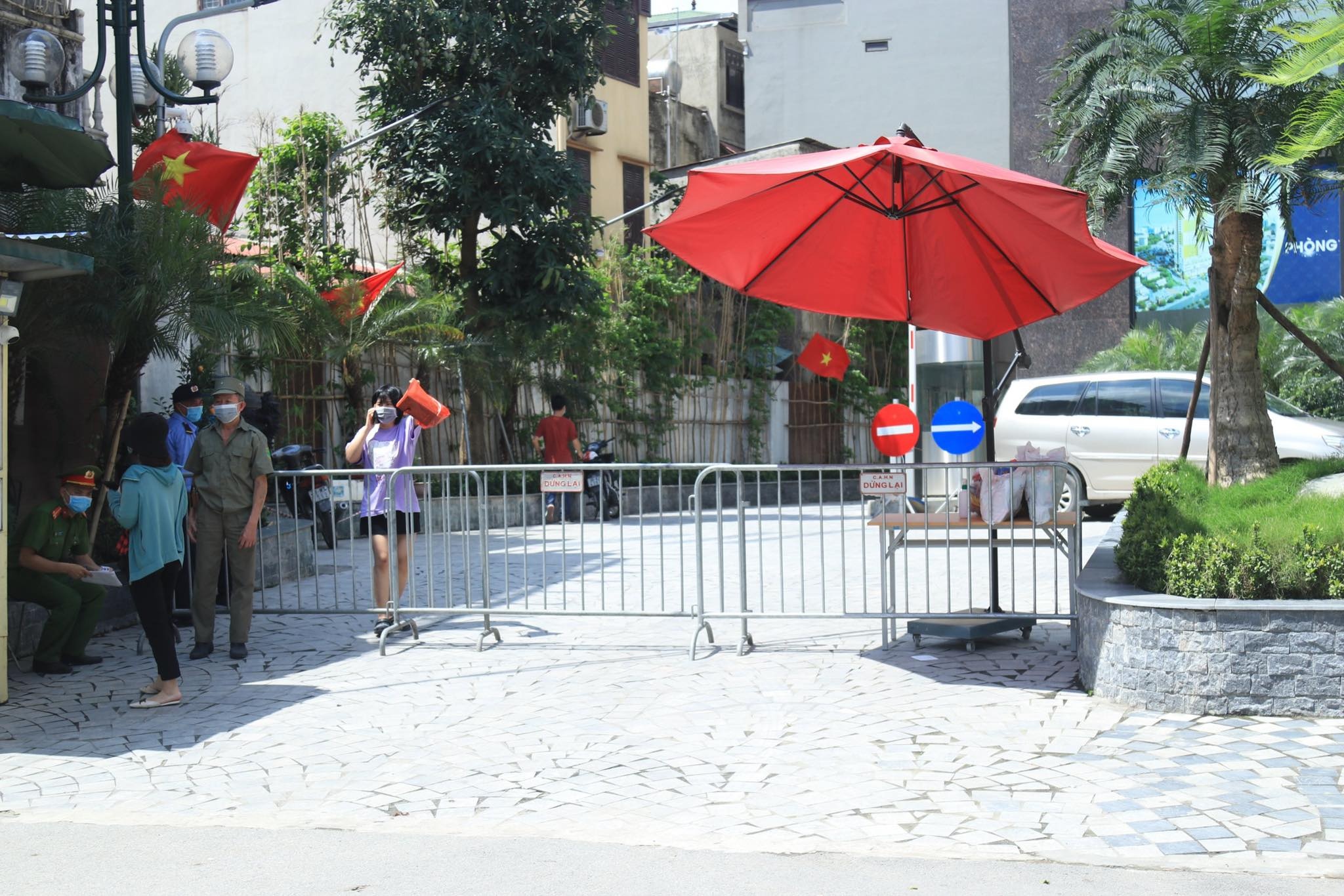 Ha Noi phong toa chung cu co ca duong tinh voi SARS-CoV-2 hinh anh