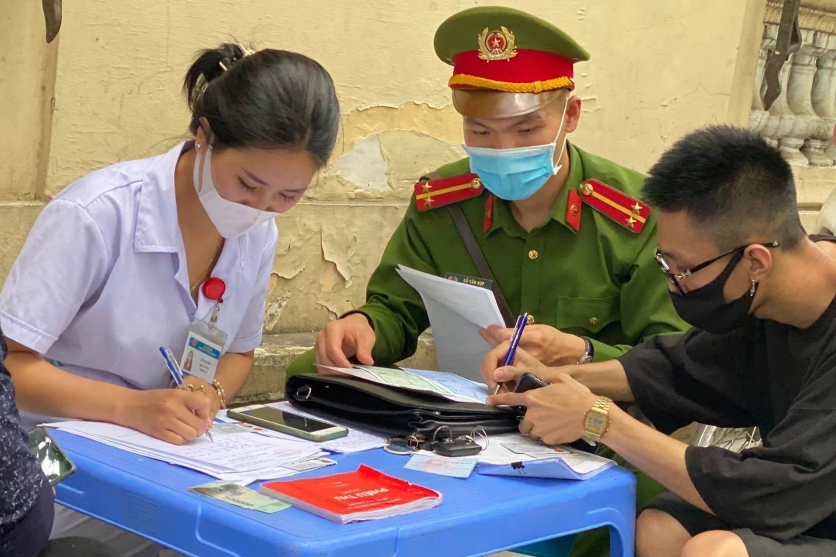 Cong an quan Hoan Kiem xu phat 134 nguoi vi khong deo khau trang hinh anh