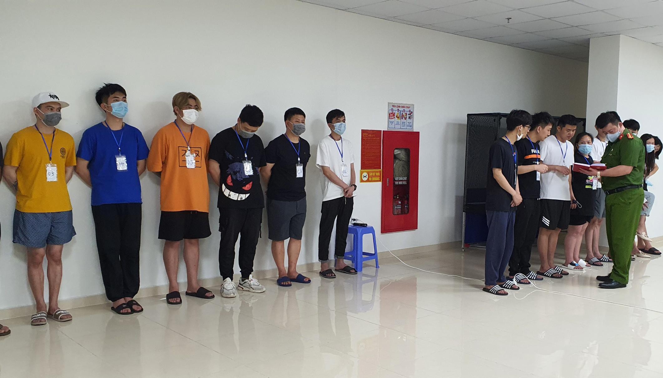 50 nguoi Trung Quoc nhap canh trai phep anh 1