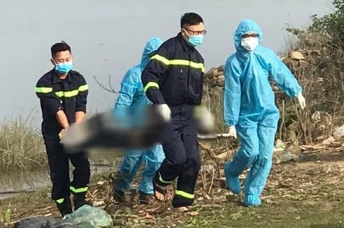 Thi the nu sinh noi tren mat ho hinh anh