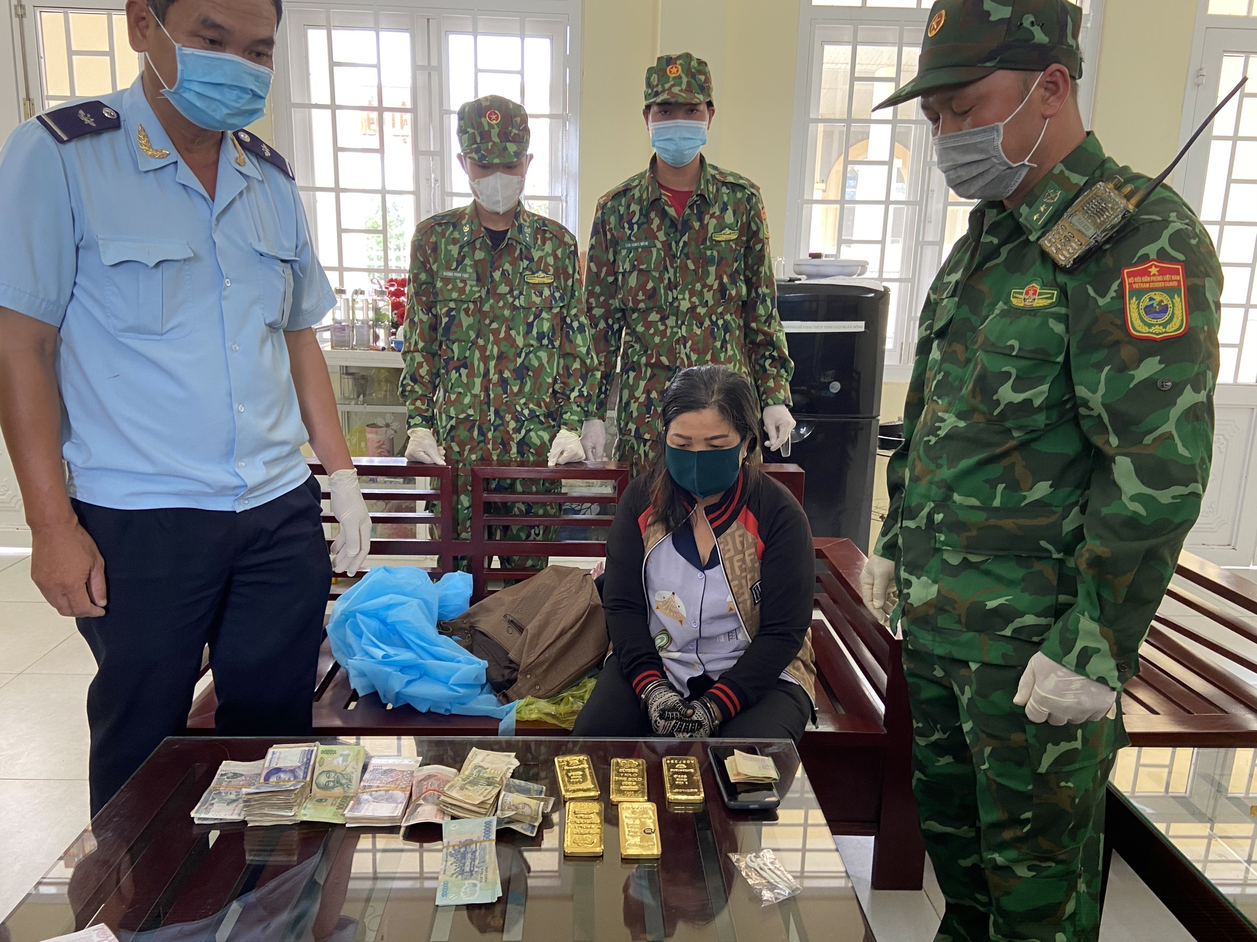 Van chuyen 5 kg vang qua cua khau anh 1