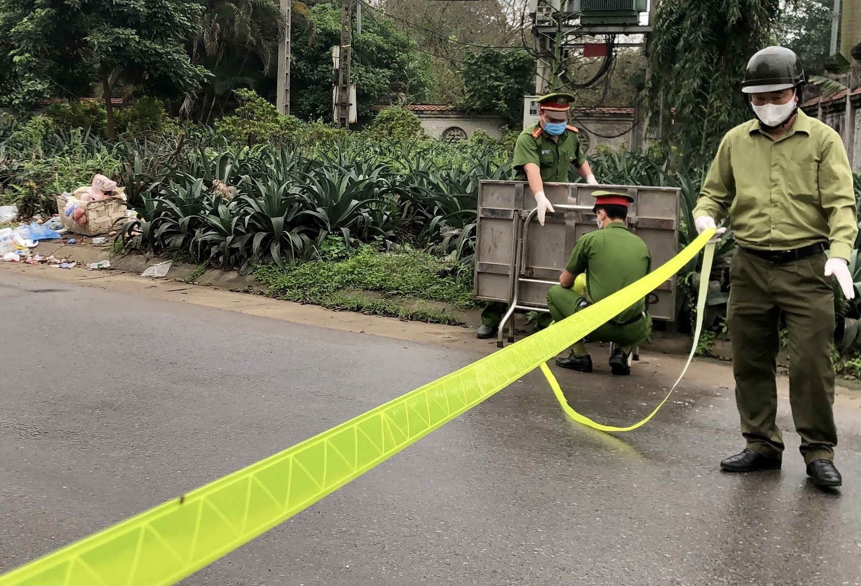 Ha Noi phong toa gan 6.000 dan, noi 4 hoc sinh mac Covid-19 hinh anh