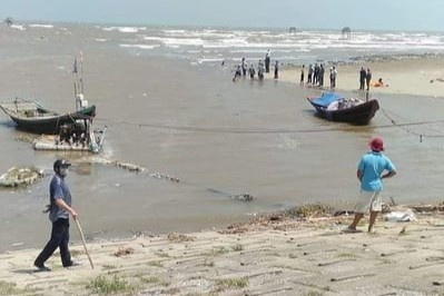 3 hoc sinh bi song bien cuon mat tich hinh anh