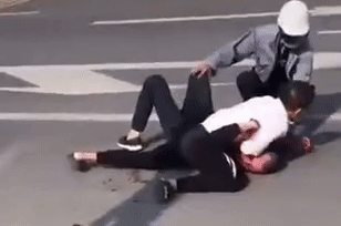 Tai xe taxi vat lon voi ten cuop mang lenh truy na hinh anh