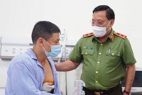 Giam doc Cong an Ha Noi trao giay khen cho tai xe taxi bat cuop hinh anh