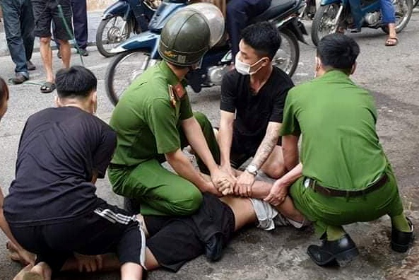 Khong che thanh nien ngao da doa giet nguoi hinh anh