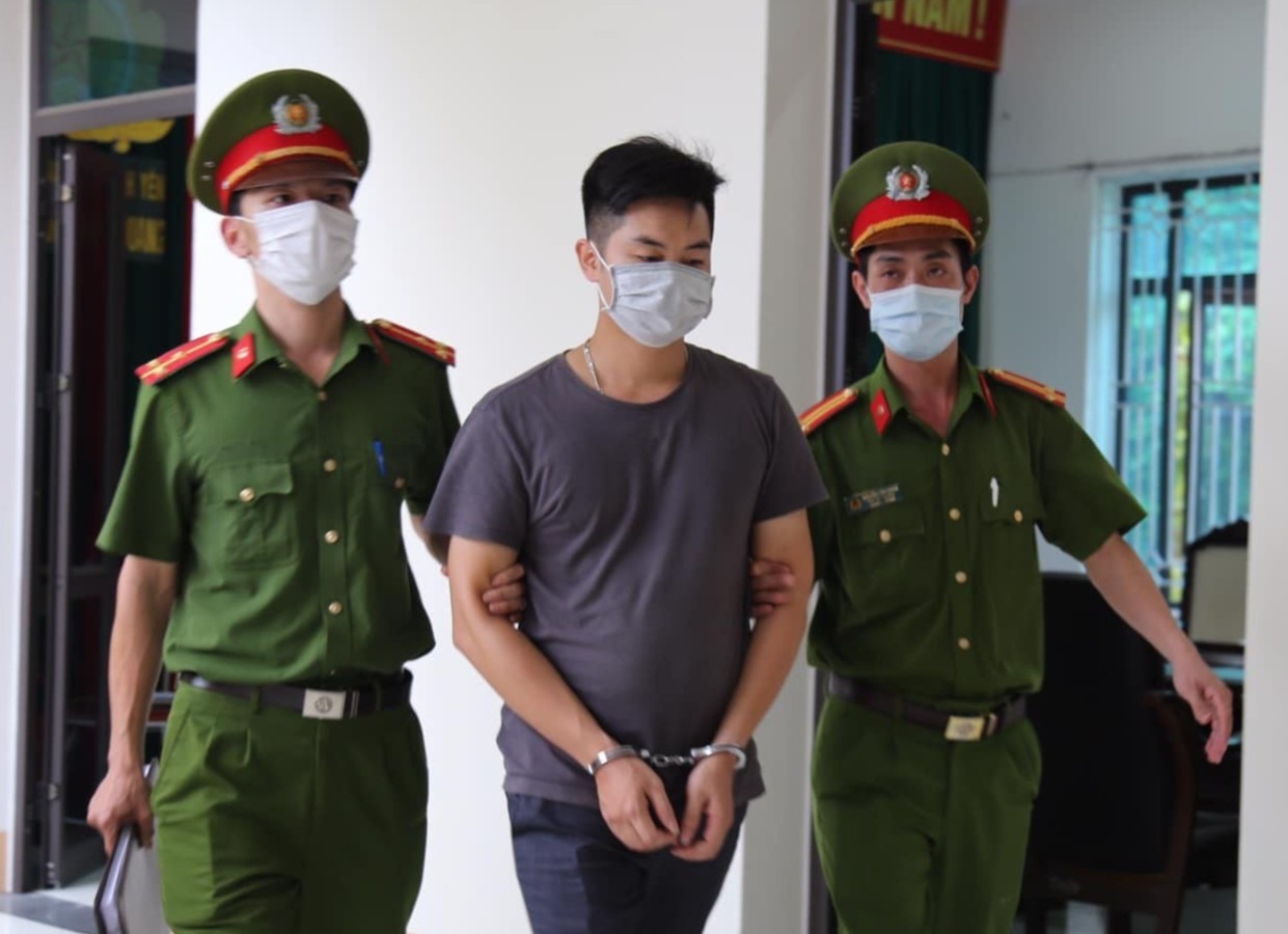 Clip doi truy o quan bar sunny anh 1