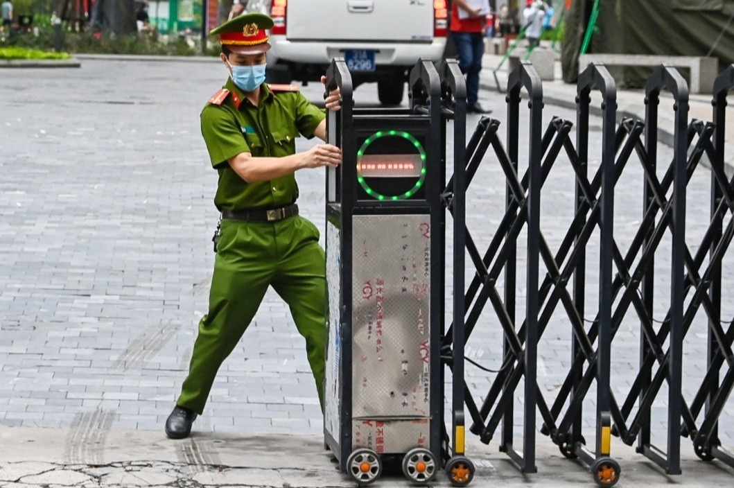 Nhieu cong an quan Bac Tu Liem tiep xuc ca benh o Goldmark City hinh anh