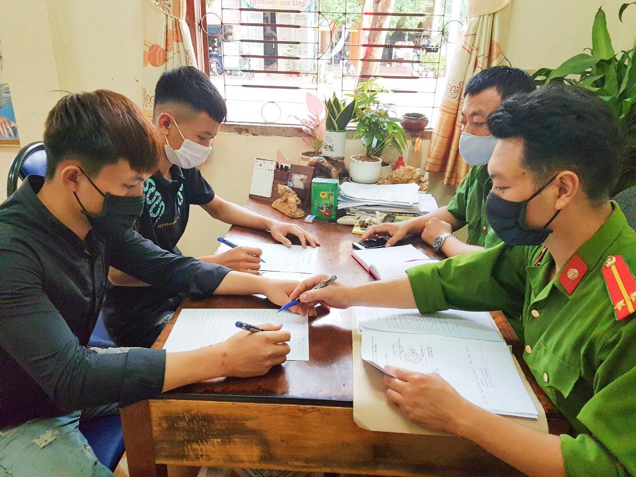 Phat 2 thanh nien dot nhap khu cach ly anh 1