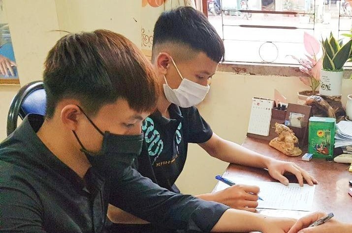 Nam thanh nien dot nhap vao khu cach ly de tham ban gai hinh anh