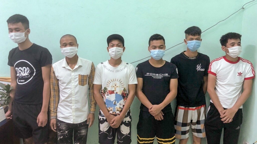 Xu phat nhom nguoi tu tap an nhau anh 1