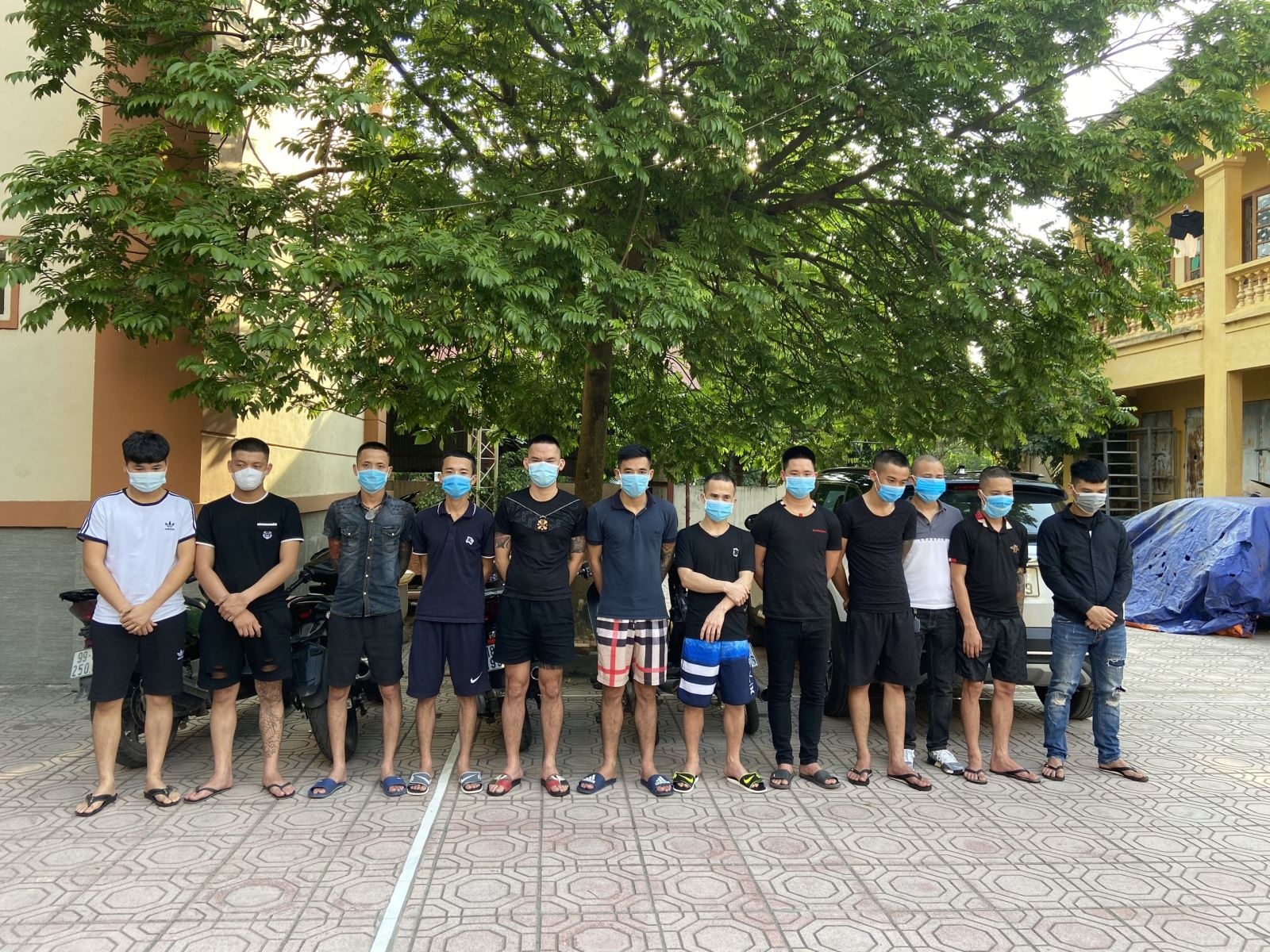 Xử phạt 12 người tụ tập ăn nhậu ảnh 1 Xu phat 12 nguoi tu tap an nhau anh 1