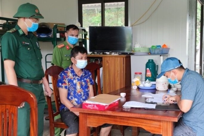 Nghi pham toi dam o bi bat khi nhap canh trai phep ve nuoc hinh anh