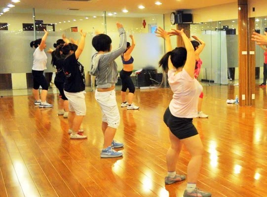 14 nguoi tu tap nhay aerobic tai quan ca phe Bolero hinh anh