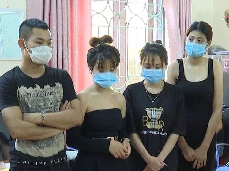 Bay lac tai quan karaoke anh 1