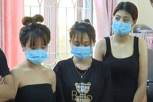 Gan 40 nam nu bay lac trong quan karaoke hinh anh