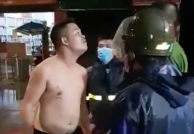 Khoi to nguoi tan cong can bo chot kiem dich hinh anh