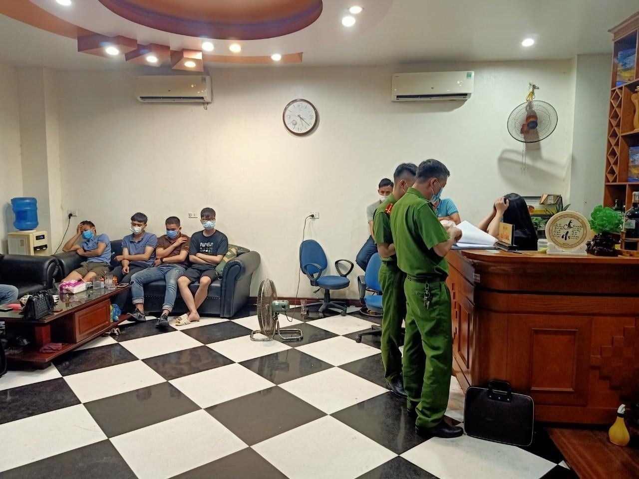 Quán karaoke đón khách chui ảnh 1 Quan karaoke don khach chui anh 1
