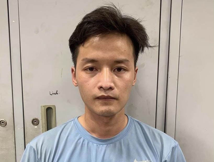 Nam thanh nien tu trong can sa tai nha de ban hinh anh