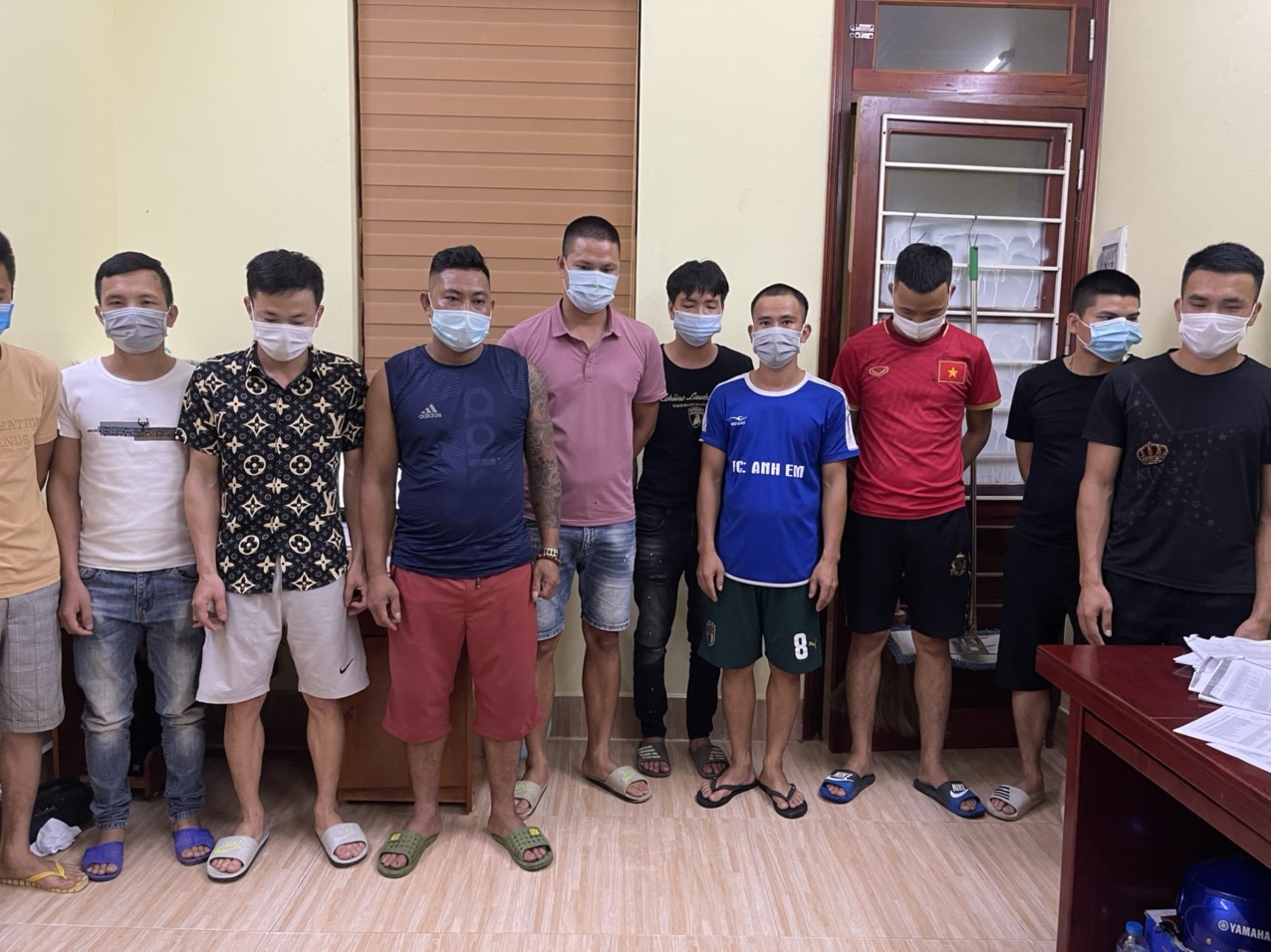 tụ tập đánh bạc ảnh 1 tu tap danh bac anh 1